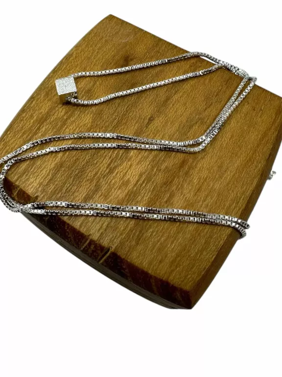 DELIKATNY SRENRNY ŁAŃCUSZEK Z KWADRATOWĄ ZAWIESZKĄ 925 2,39 G. 47 CM REGUL