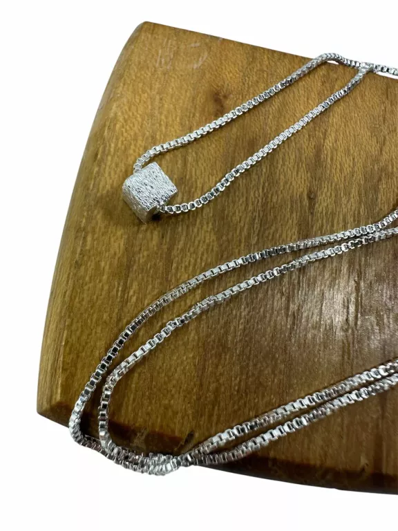 delikatny-srenrny-lancuszek-z-kwadratowa-zawieszka-925-239-g-47-cm-regul-material-15835-4