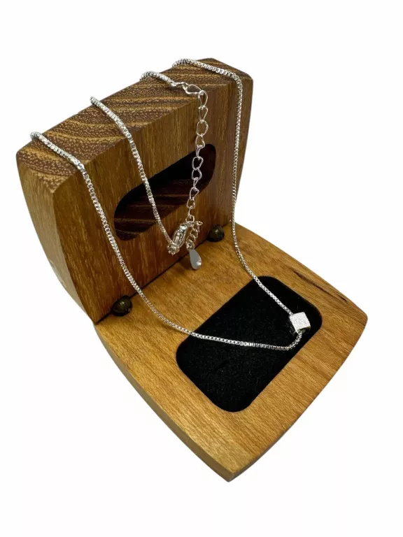 delikatny-srenrny-lancuszek-z-kwadratowa-zawieszka-925-239-g-47-cm-regul-marka-226434-1704211