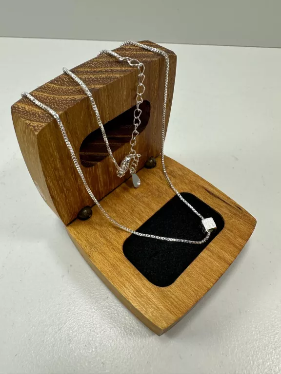 delikatny-srenrny-lancuszek-z-kwadratowa-zawieszka-925-239-g-47-cm-regul-rodzaj-2205-2