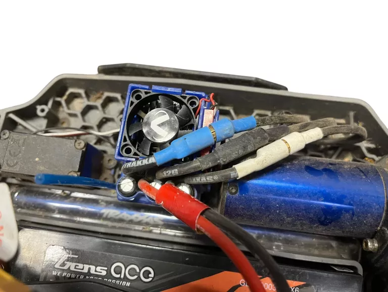 STEROWANY SAMOCHÓD TRAXXAS HOSS 4X4 VXL + AKCESORIA