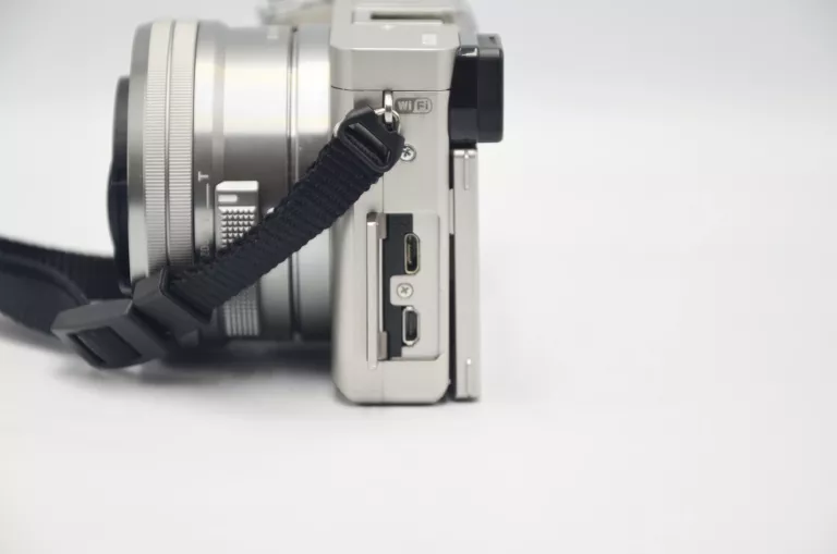 aparat-sony-alpha-a6000-ilce-6000ls-16-50mm-srebrny-wifi-w-zestawie-814-2