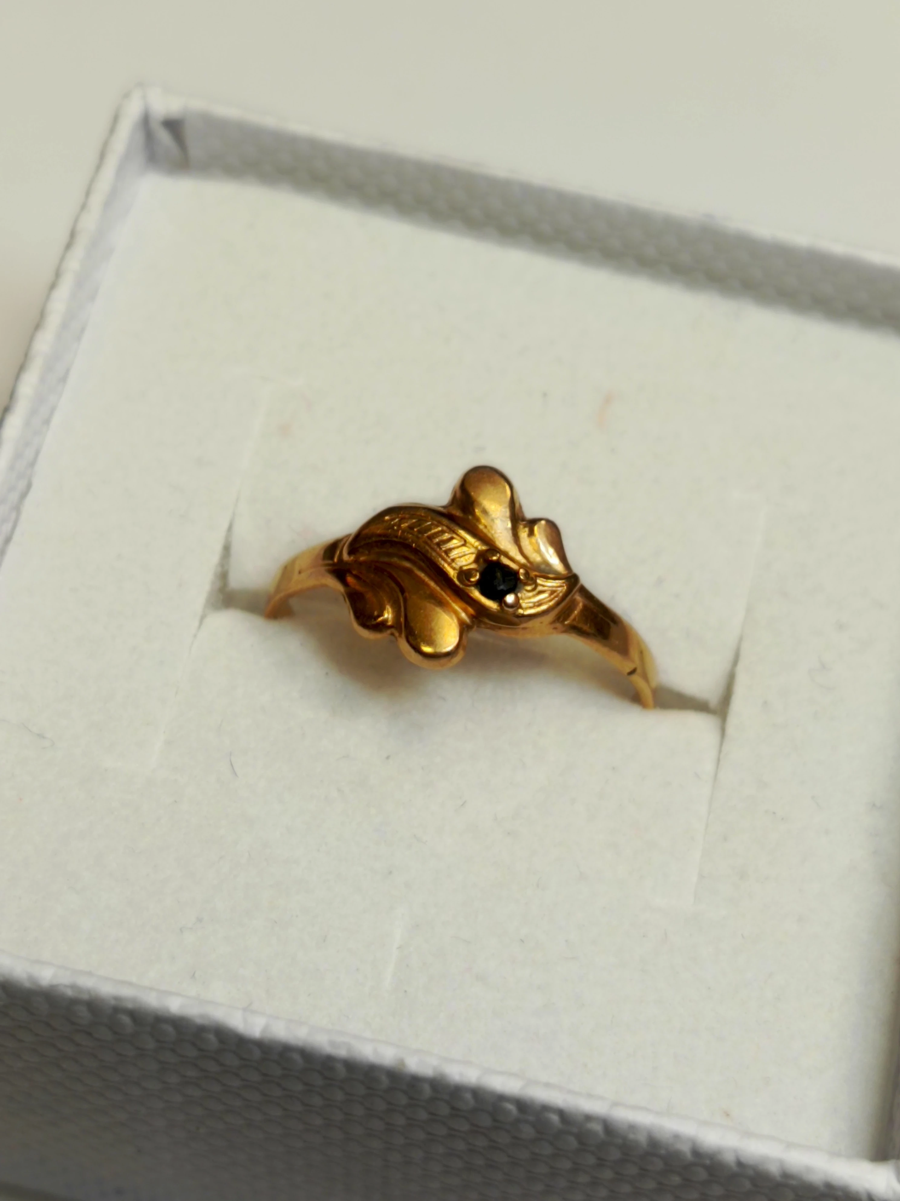 zloto-klasyczny-zloty-pierscionek-z-czarnym-oczkiem-14k-583-material-15835-524288