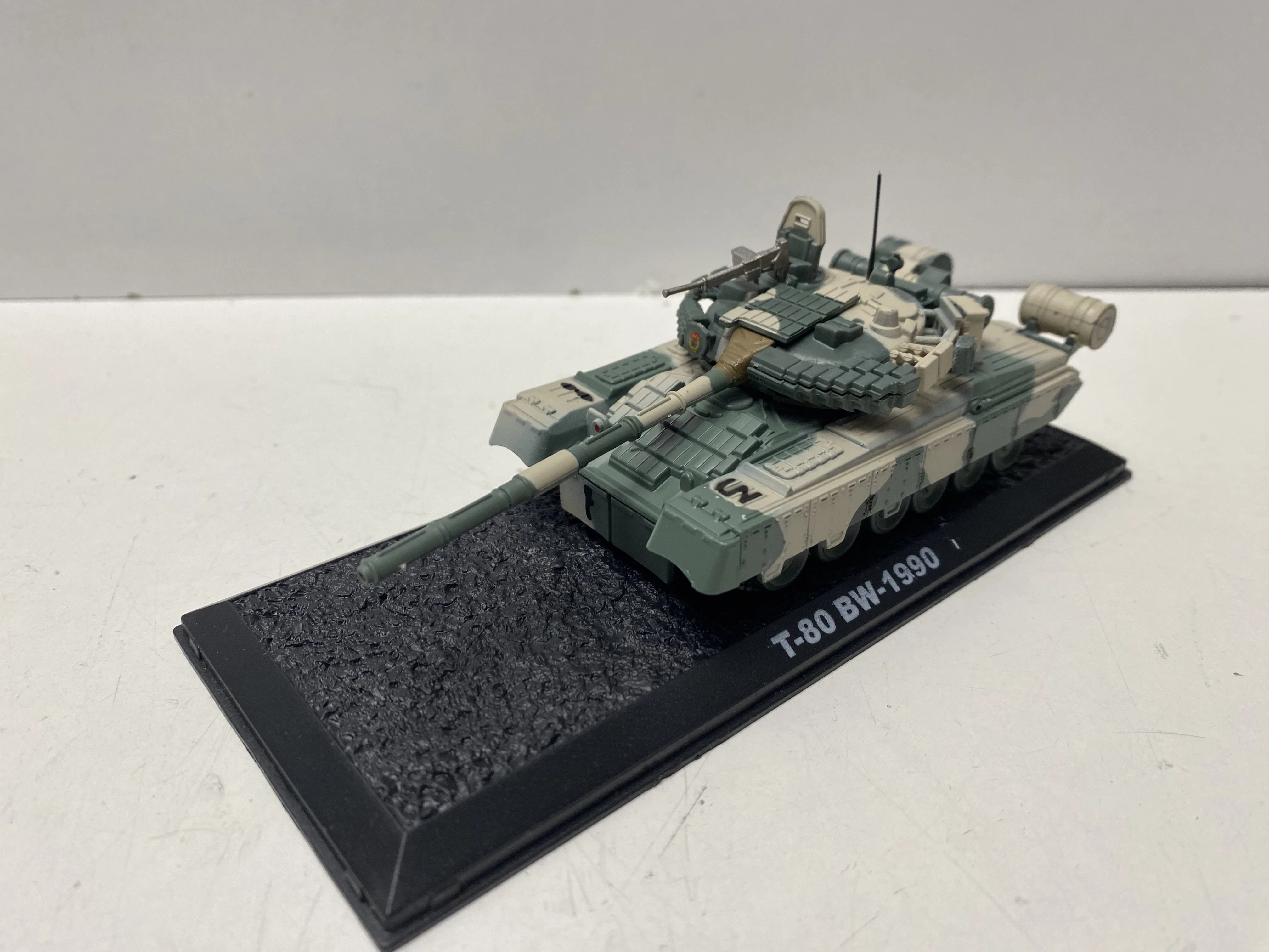 model-czolg-t-80-bw-1990-osiedle-teatralne-3u15-krakow