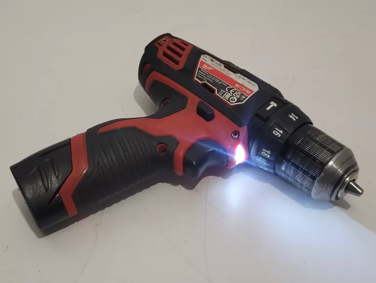 WIERTARKO-WKRĘTARKA AKUMULATOROWA Z UDAREM MILWAUKEE MODEL M12 BPD ZESTAW