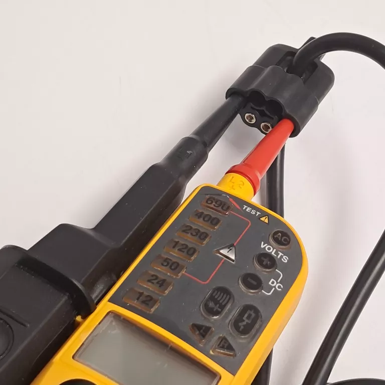 WSKAŹNIK NAPIĘCIA FLUKE T150