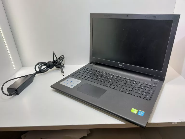 LAPTOP DELL INSPIRON 15 3000 SERIES I5 8 GB RAM 512 SSD