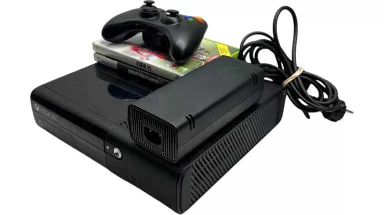 KONSOLA MICROSOFT XBOX 360 E 500 GB CZARNY + PAD + GRY