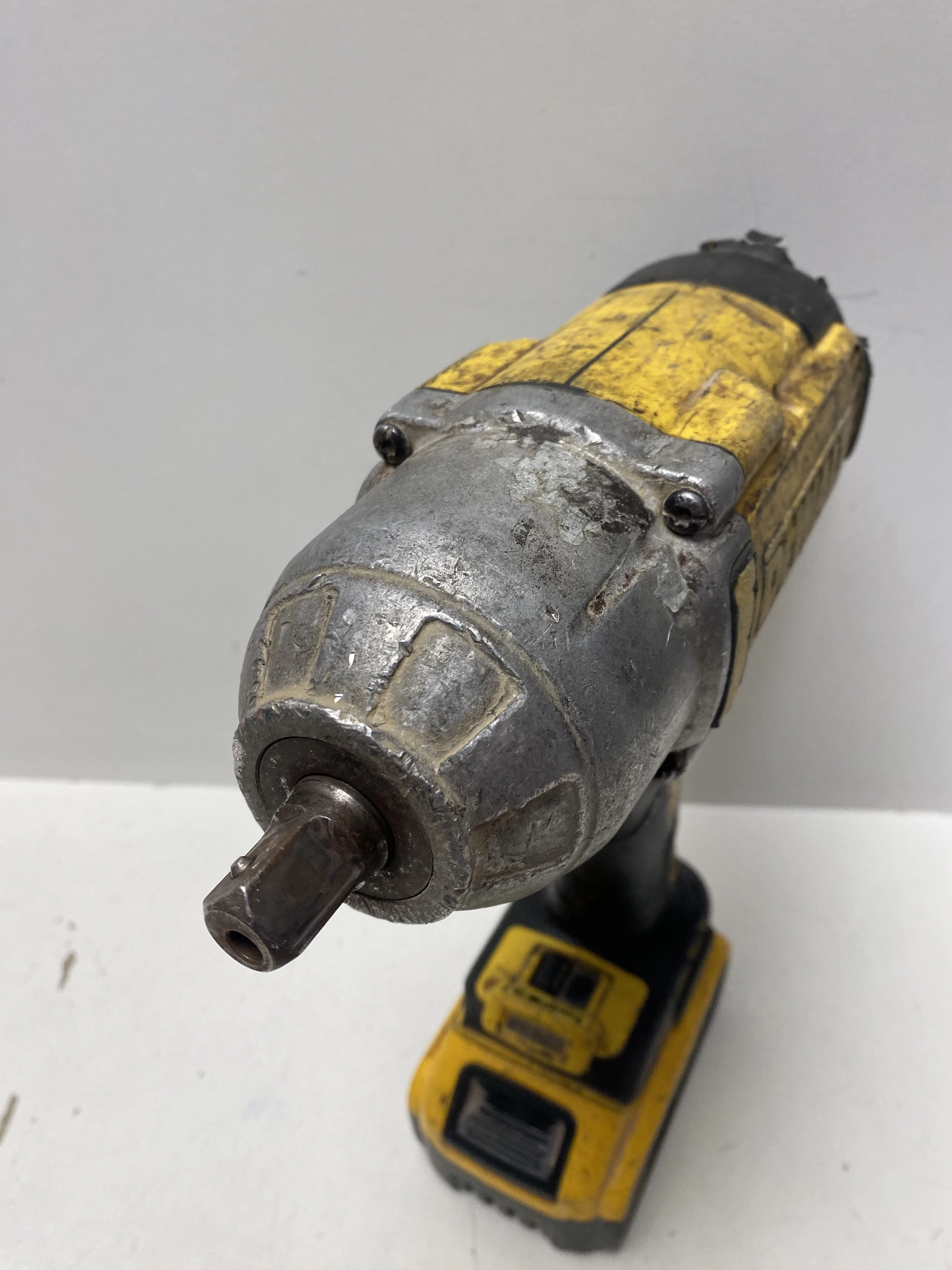 klucz-udarowy-dewalt-dcf899-maksymalny-moment-obrotowy-950