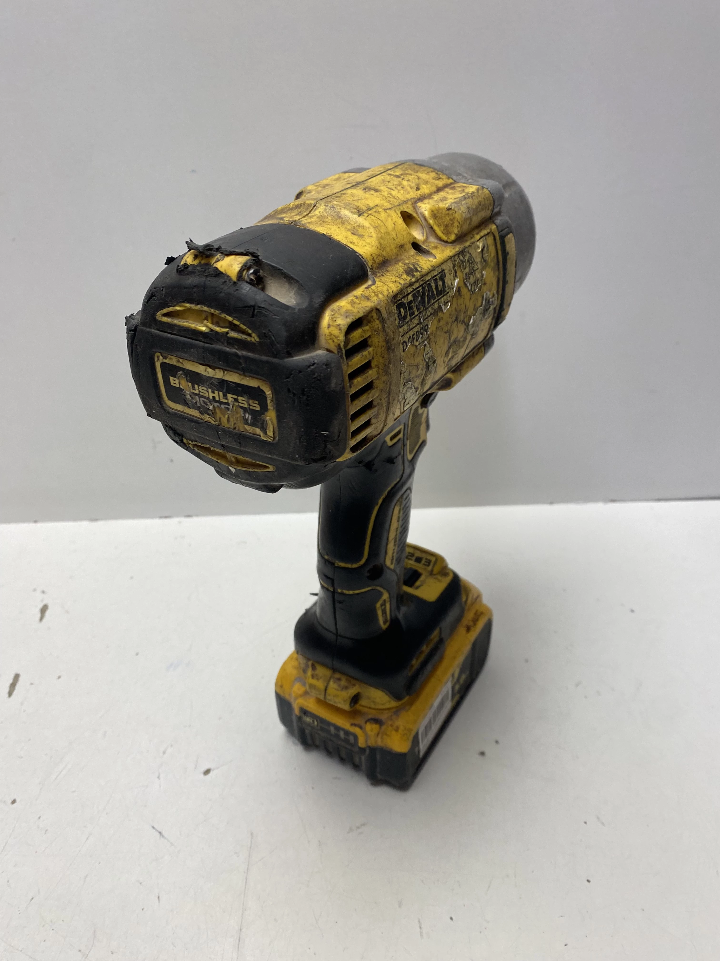 klucz-udarowy-dewalt-dcf899-stan-11323-2