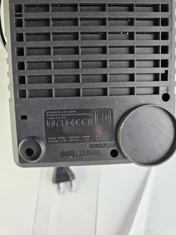 AKUMULATOR BOSCH AL 2450 DV + BOSCH D-70745 18V 2,6AH