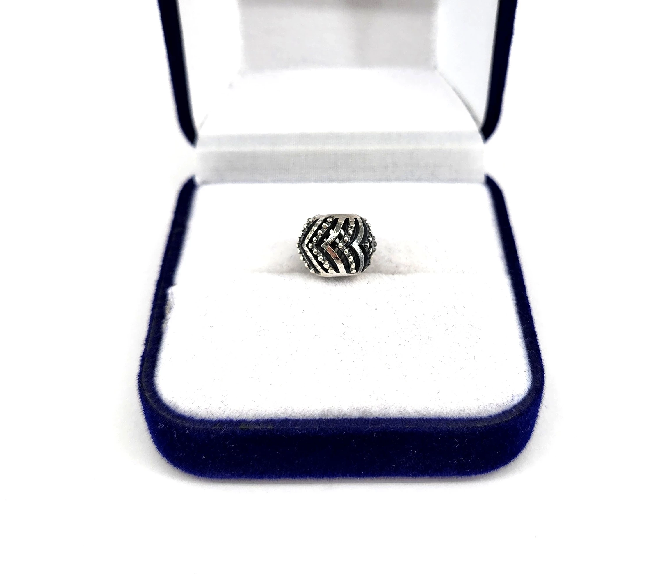 ladna-srebrna-zawieszka-charms-178g-925-3-maja-8-klobuck-unico