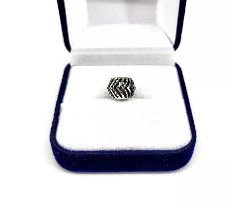 ladna-srebrna-zawieszka-charms-178g-925-3-maja-8-klobuck-unico