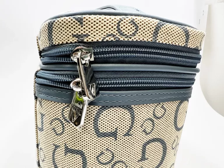 KOSMETYCZKA GUESS LOS ANGELES KUFEREK - PALE DENIM