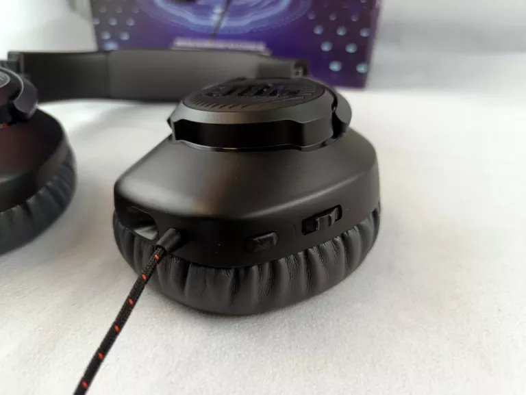 sluchawki-przewodowe-z-mikrofonem-jbl-quantum-100-nauszne-model-quantum-100