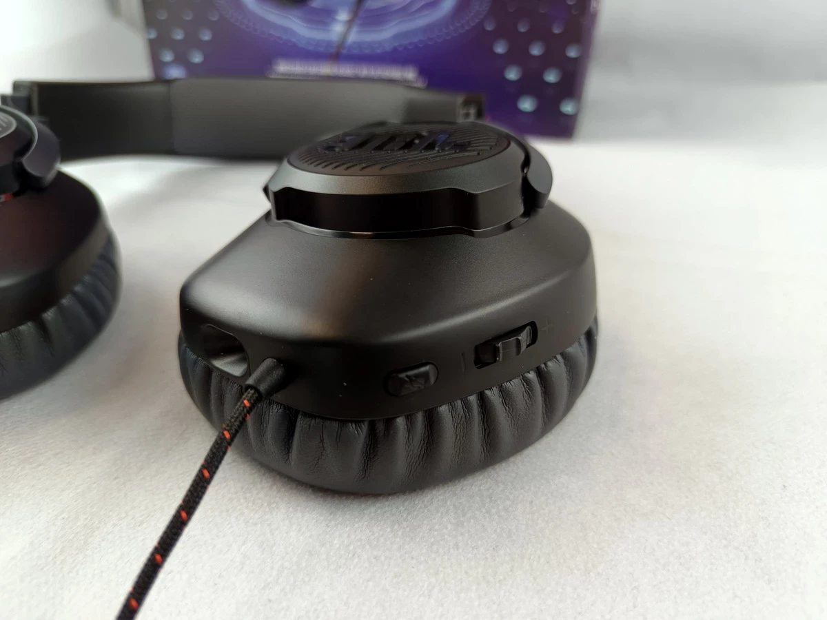 sluchawki-przewodowe-z-mikrofonem-jbl-quantum-100-nauszne-model-quantum-100