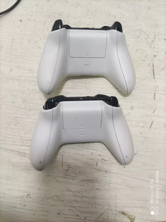 KONSOLA XBOX ONE S + 2 PADY + KABEL