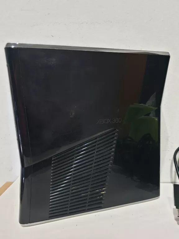 KONSOLA XBOX 360 320GB Z GRAMI