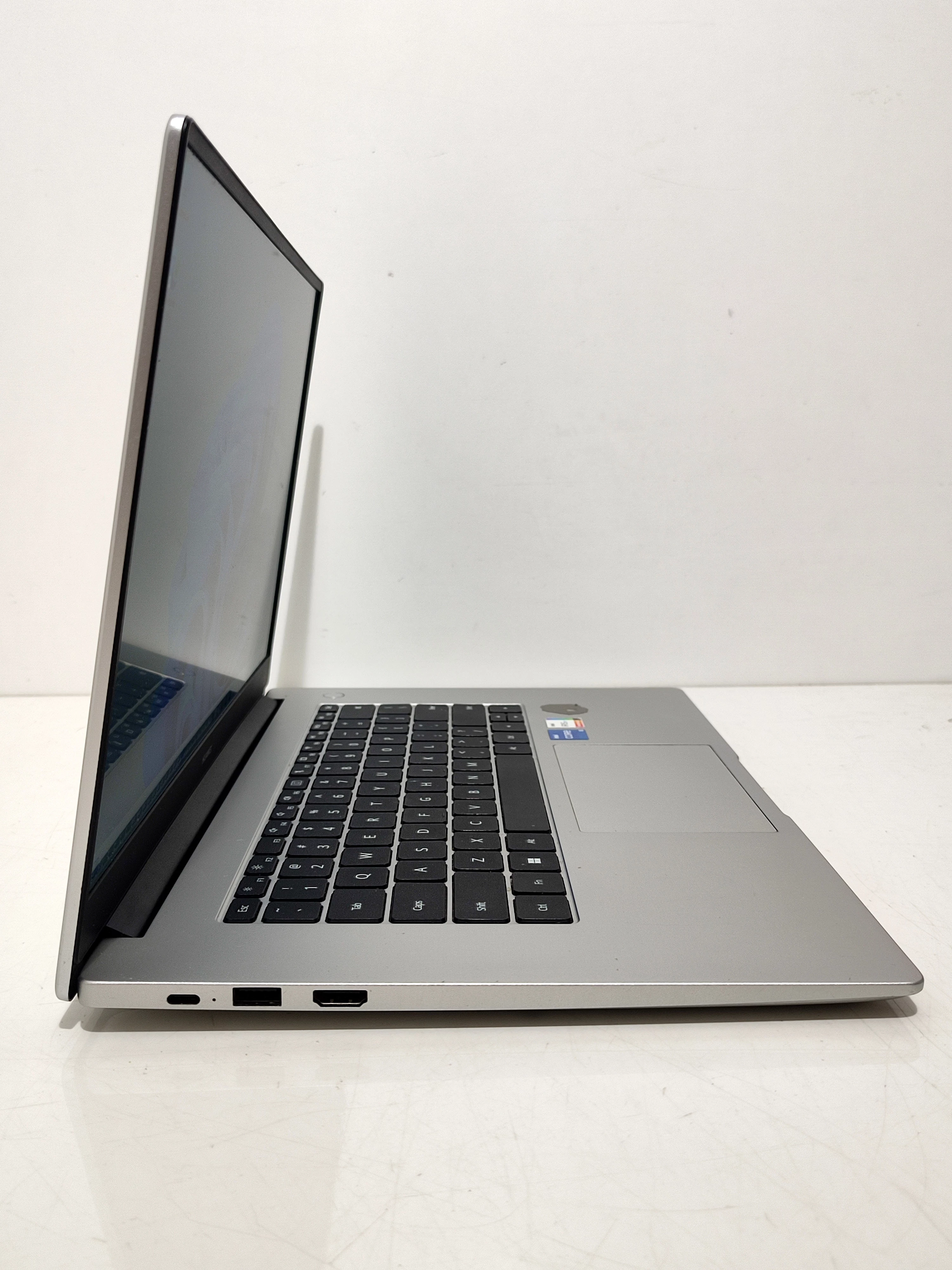 laptop-huawei-matebook-d-15-2021-156-i5-8-gb-512-gb-srebrny-zasilac-liczba-rdzeni-procesora-4329-3