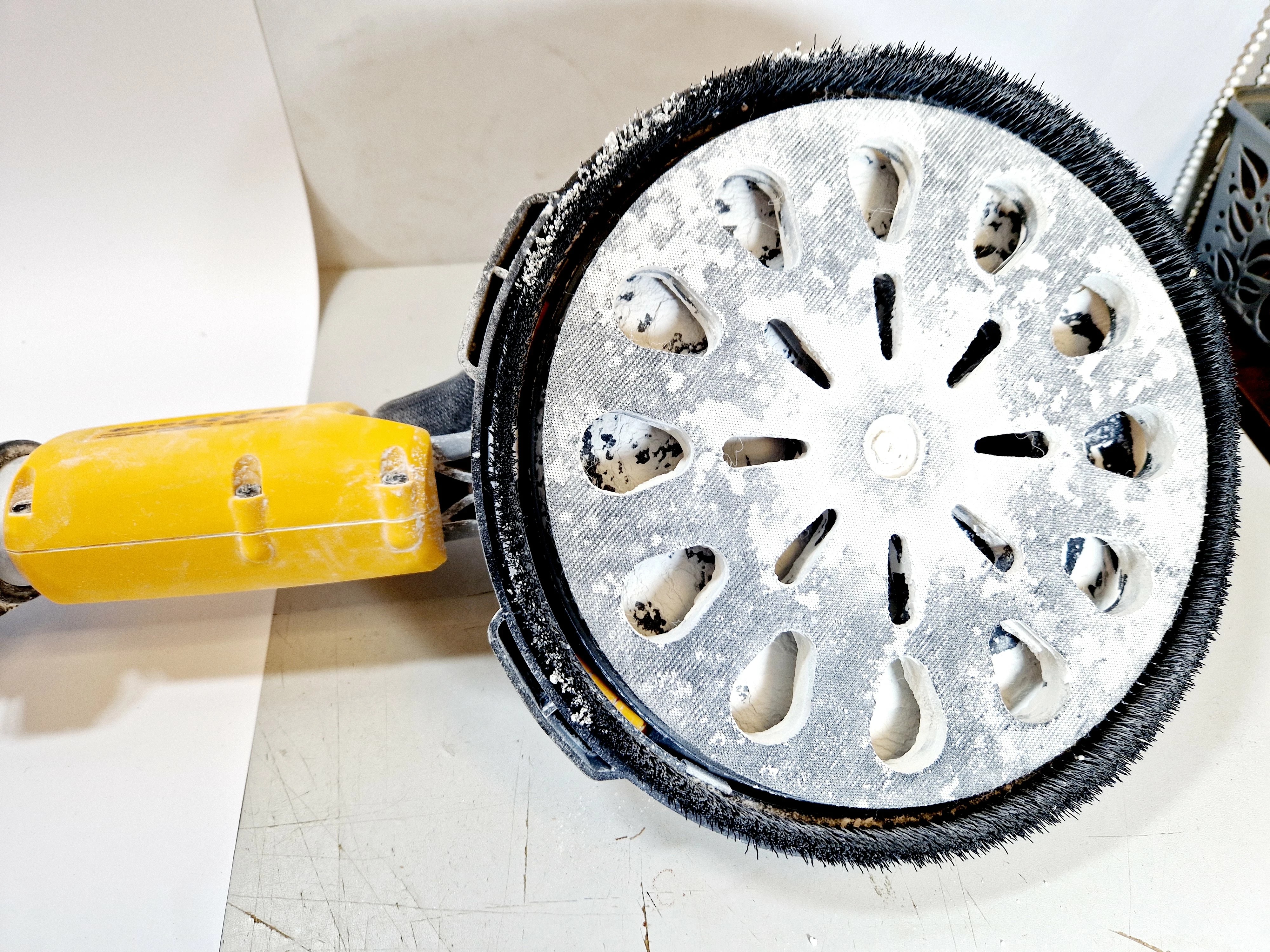 zyrafa-szlifierka-do-gipsu-dewalt-dce800-nxj-akumulator-40ah-ladowarka-napiecie-zasilania-5400