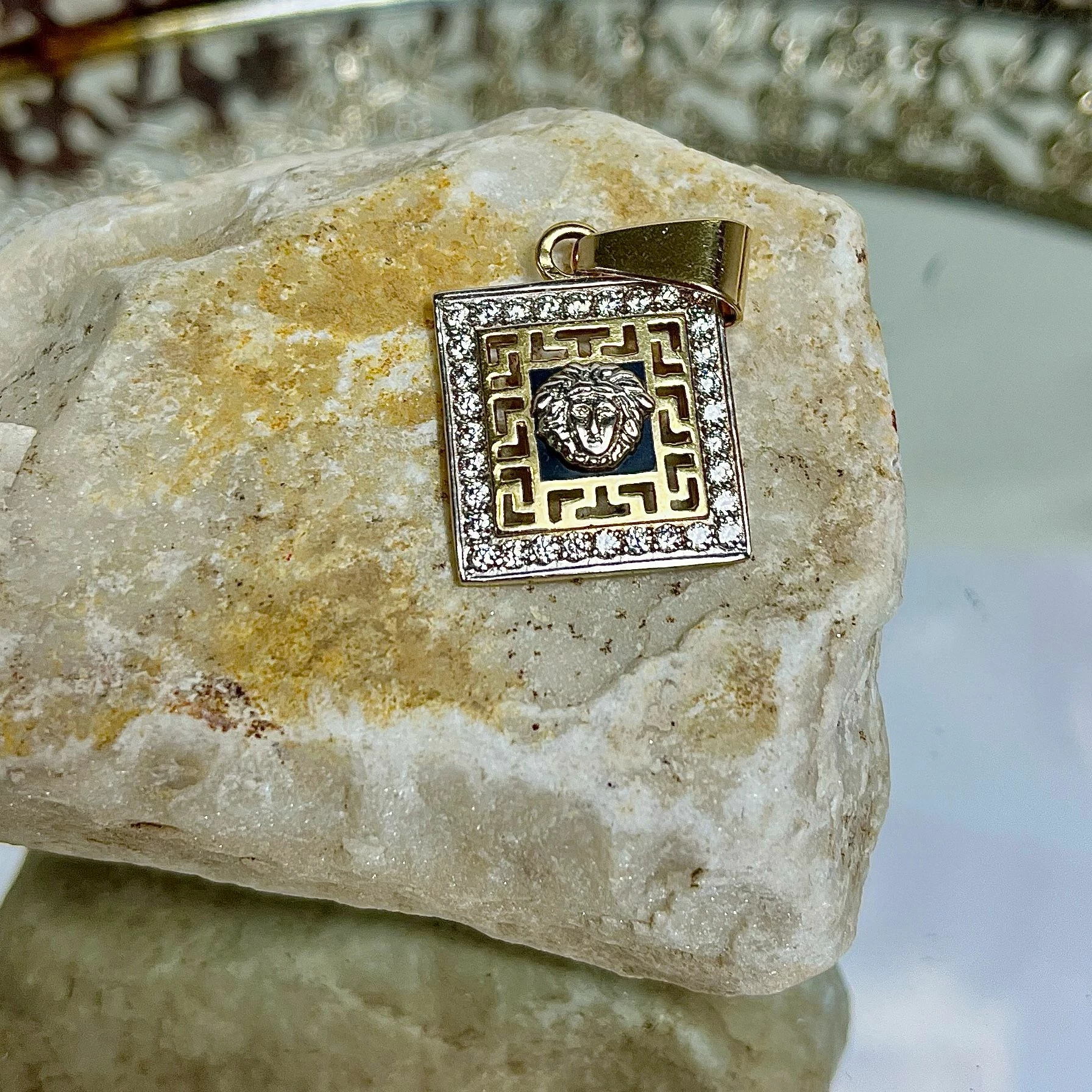 elegancka-zlota-zawieszka-kwadratowa-meduza-i-cyrkonie-585491g-kolor-dominujacy-205826-225106