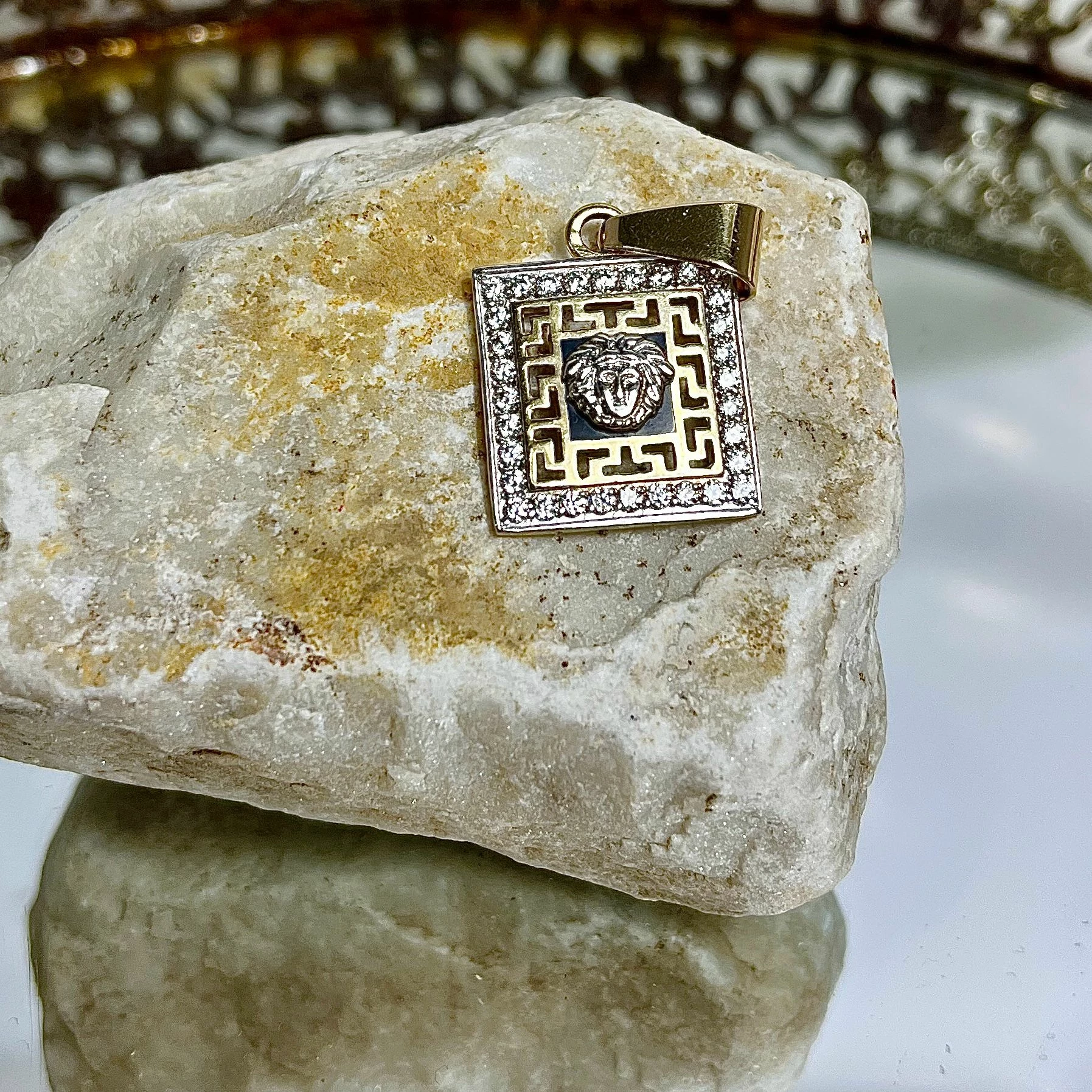 elegancka-zlota-zawieszka-kwadratowa-meduza-i-cyrkonie-585491g-rodzaj-2205-2