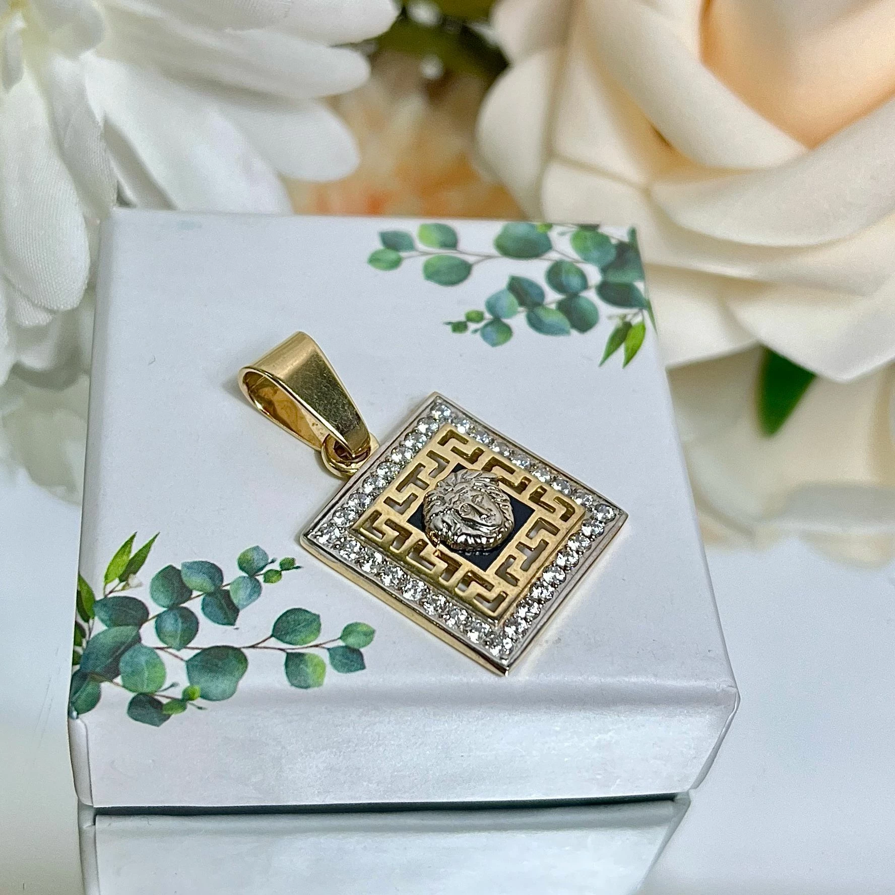 elegancka-zlota-zawieszka-kwadratowa-meduza-i-cyrkonie-585491g-stan-11323-238058