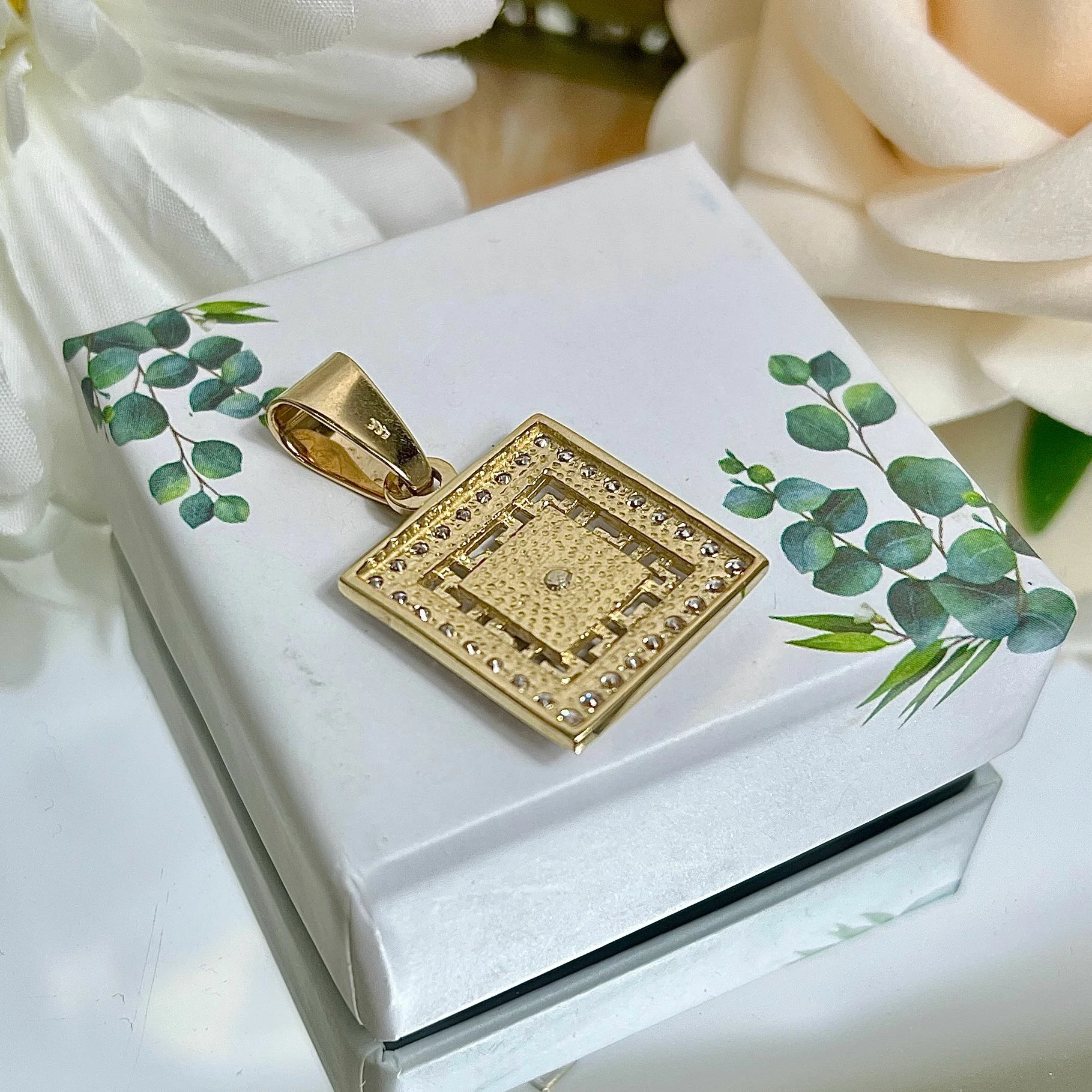 elegancka-zlota-zawieszka-kwadratowa-meduza-i-cyrkonie-585491g-marka-226434-1704211