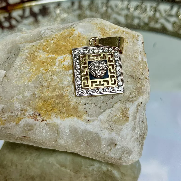 ELEGANCKA ZŁOTA ZAWIESZKA KWADRATOWA MEDUZA I CYRKONIE 585/4,91G