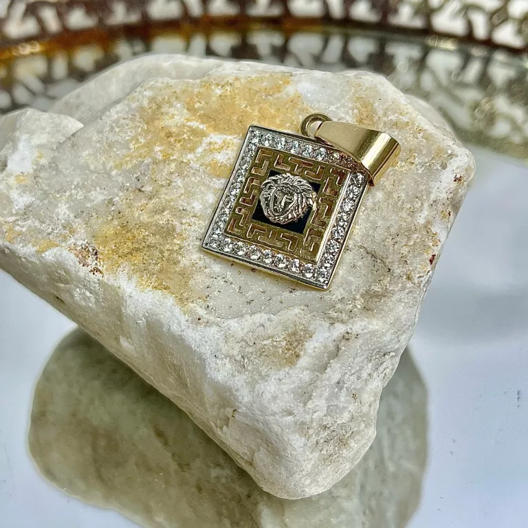 ELEGANCKA ZŁOTA ZAWIESZKA KWADRATOWA MEDUZA I CYRKONIE 585/4,91G