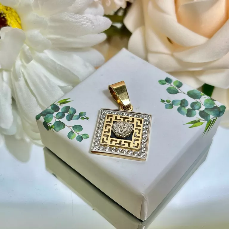 ELEGANCKA ZŁOTA ZAWIESZKA KWADRATOWA MEDUZA I CYRKONIE 585/4,91G