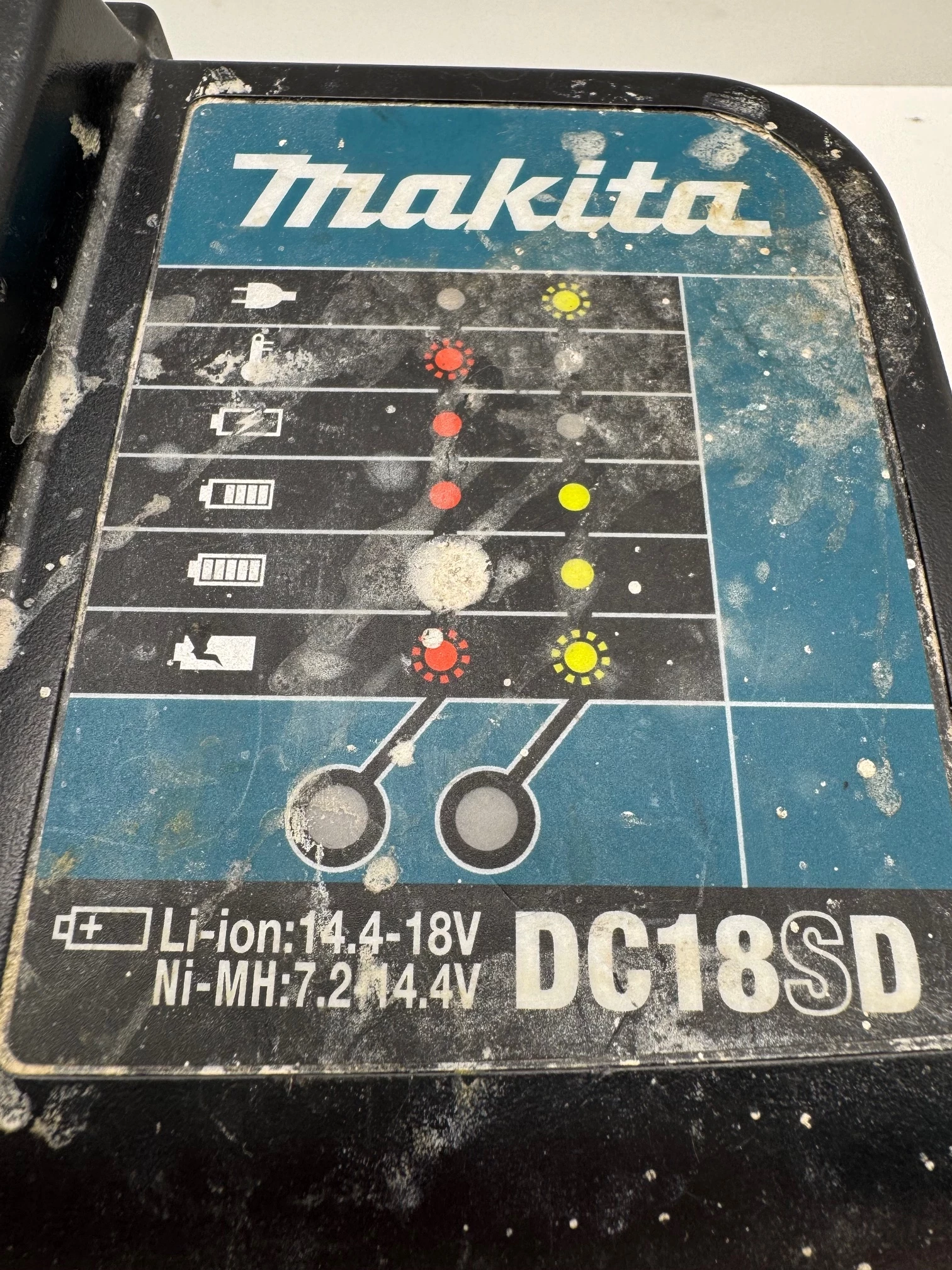 ladowarka-akumulatorow-makita-dc18sd-18-v-stan-11323-2