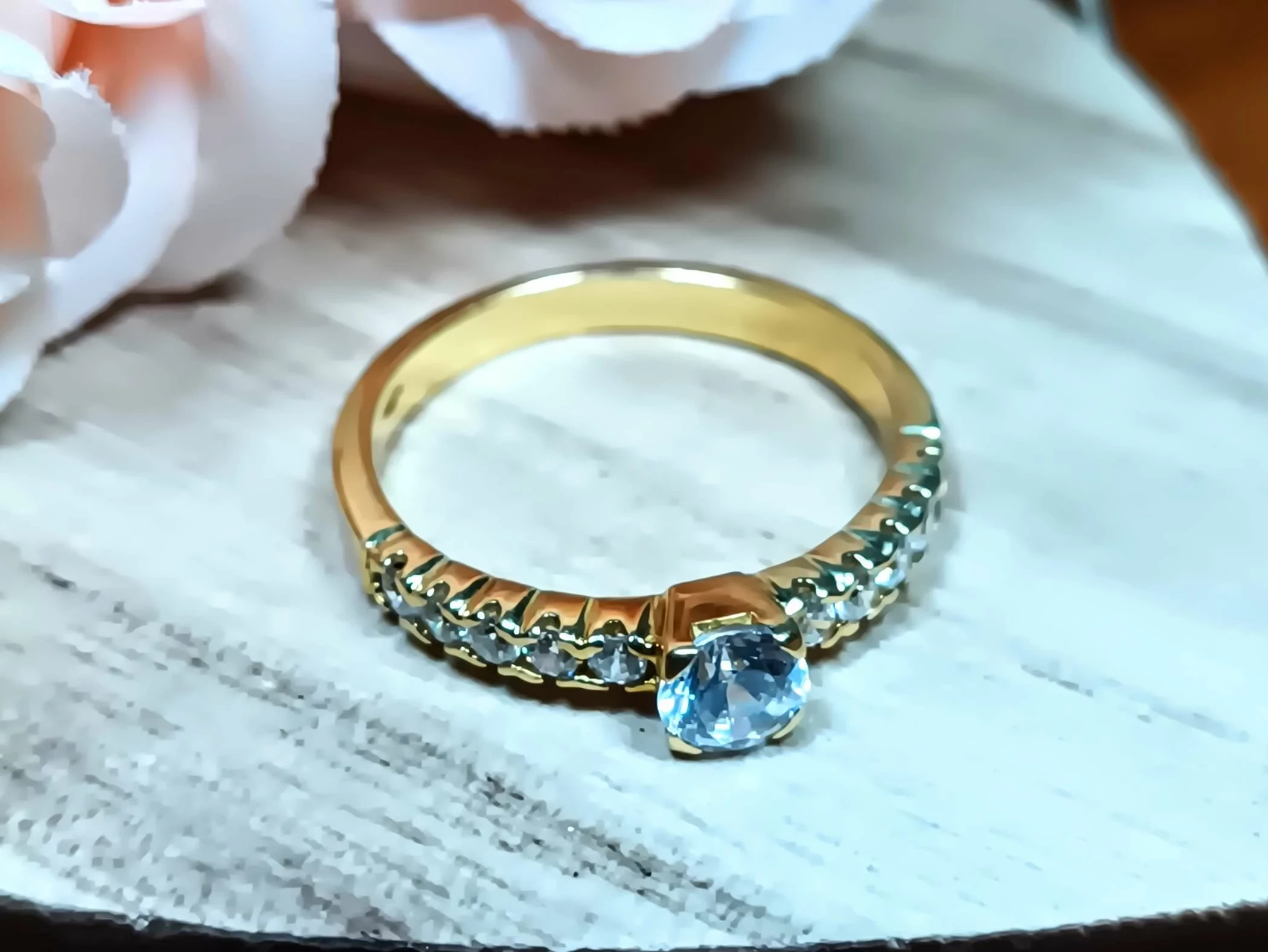 piekny-zloty-pierscionek-duza-centralna-cyrkonia-i-male-p585-376g-r18-rozmiarsrednica-wew-mm-372-18