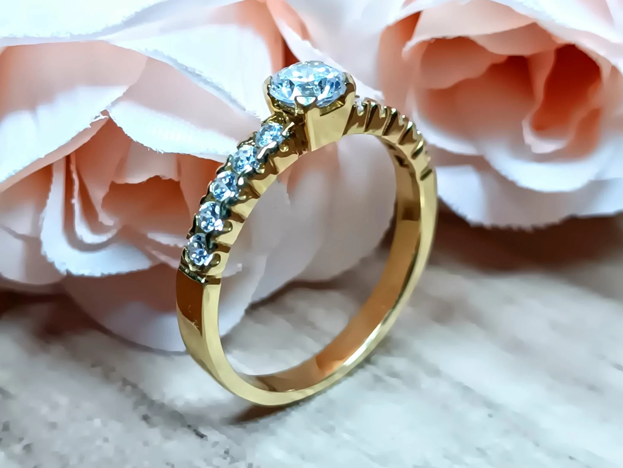 piekny-zloty-pierscionek-duza-centralna-cyrkonia-i-male-p585-376g-r18-rodzaj-2205-2