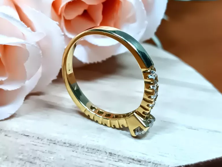 piekny-zloty-pierscionek-duza-centralna-cyrkonia-i-male-p585-376g-r18-material-15835-2