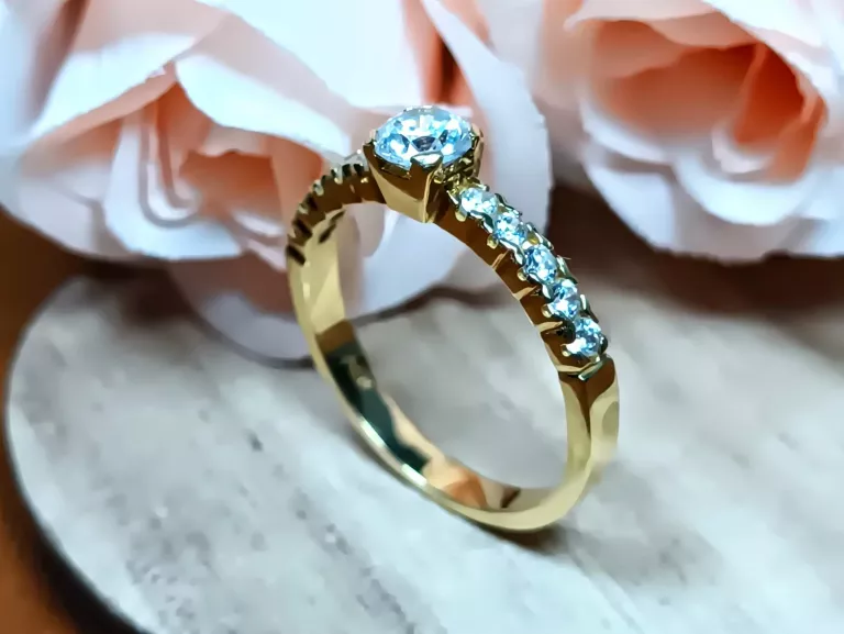 piekny-zloty-pierscionek-duza-centralna-cyrkonia-i-male-p585-376g-r18-ean-gtin-5905235810866