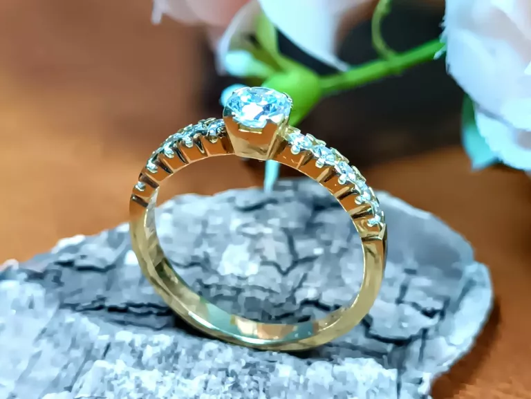 piekny-zloty-pierscionek-duza-centralna-cyrkonia-i-male-p585-376g-r18-kolor-dominujacy-205826-1041835