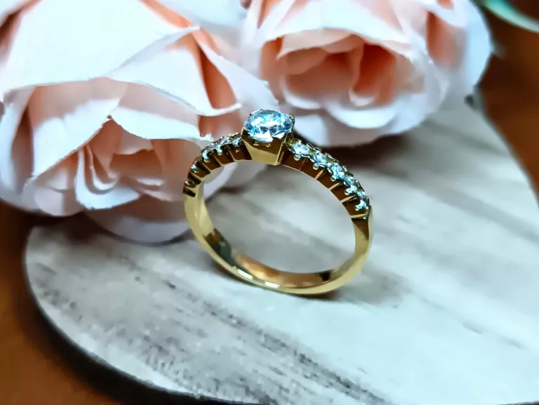 piekny-zloty-pierscionek-duza-centralna-cyrkonia-i-male-p585-376g-r18-stan-11323-238058