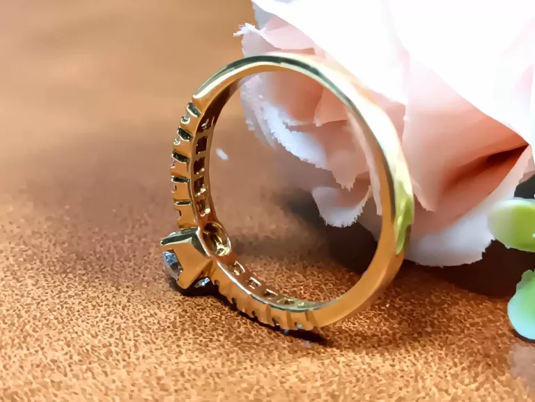 piekny-zloty-pierscionek-duza-centralna-cyrkonia-i-male-p585-376g-r18-marka-248811-958954