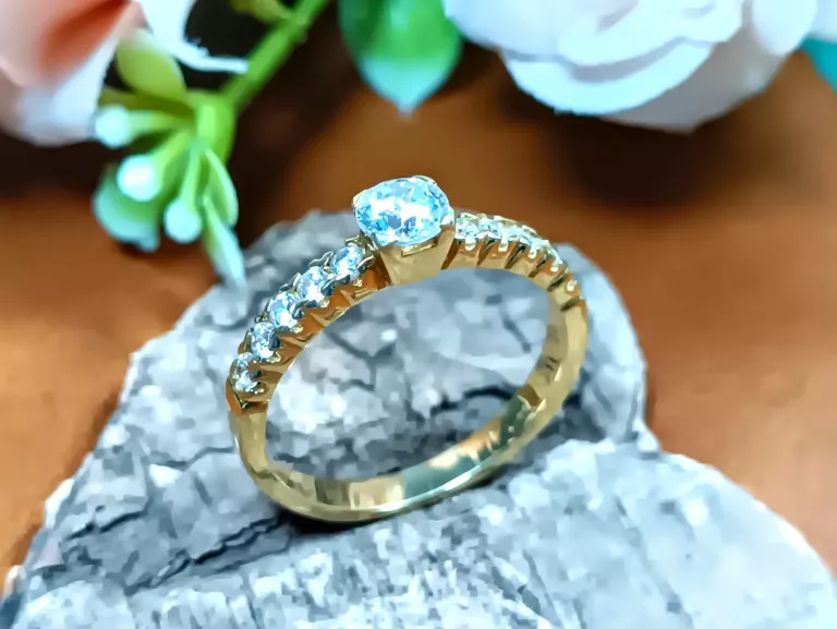 piekny-zloty-pierscionek-duza-centralna-cyrkonia-i-male-p585-376g-r18-rynek-38-paczkow-adben