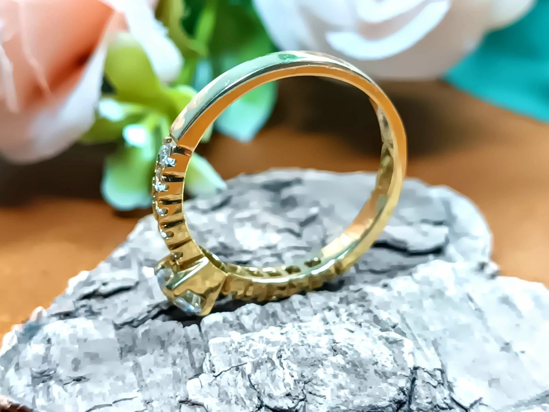 piekny-zloty-pierscionek-duza-centralna-cyrkonia-i-male-p585-376g-r18-waga-355