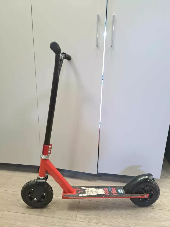 HULAJNOGA COOLSLIDE ROCK SCOOTER BLACK RED AT005-1