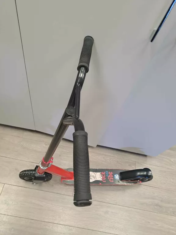 HULAJNOGA COOLSLIDE ROCK SCOOTER BLACK RED AT005-1