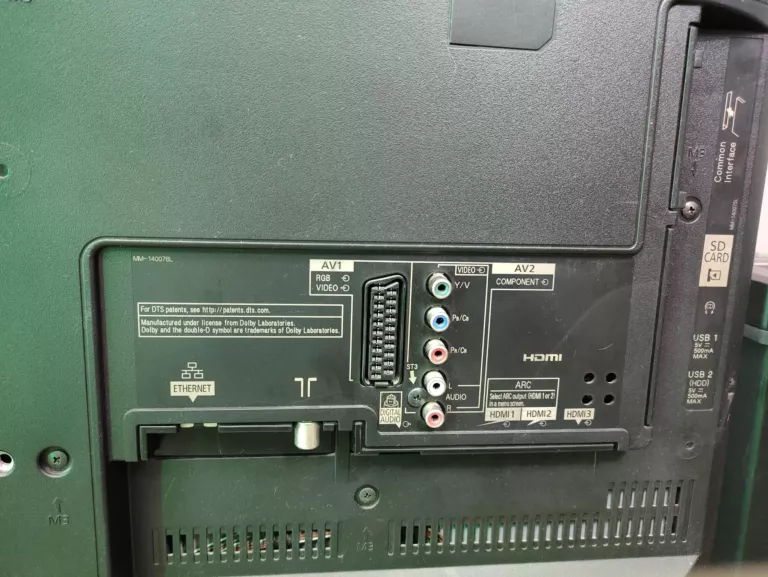 TV PANASONIC TX-48AX630E + PILOT