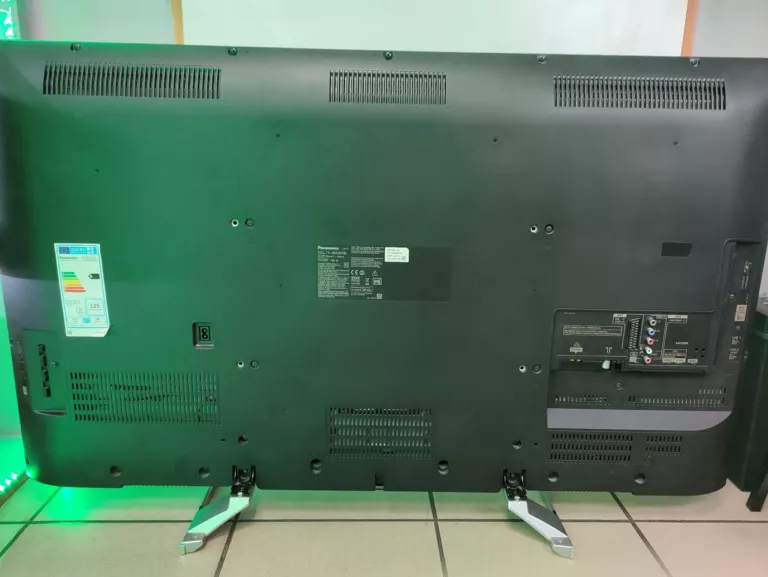 TV PANASONIC TX-48AX630E + PILOT