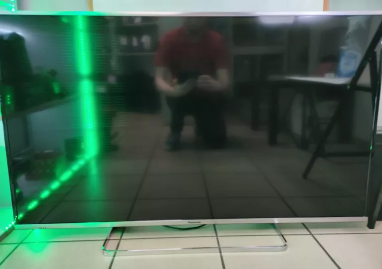 TV PANASONIC TX-48AX630E + PILOT