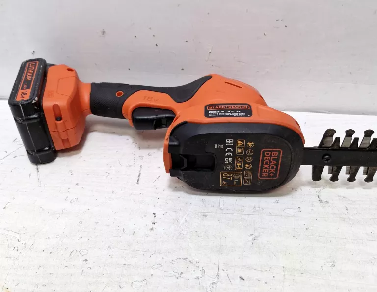 NOŻYCE DO TRAWY I ŻYWOPŁOTU AKUMULATOROWE BLACK DECKER BCSS18 /2X AKU