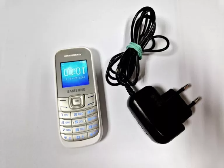 TELEFON SAMSUNG GT-E1200 + ŁADOWARKA
