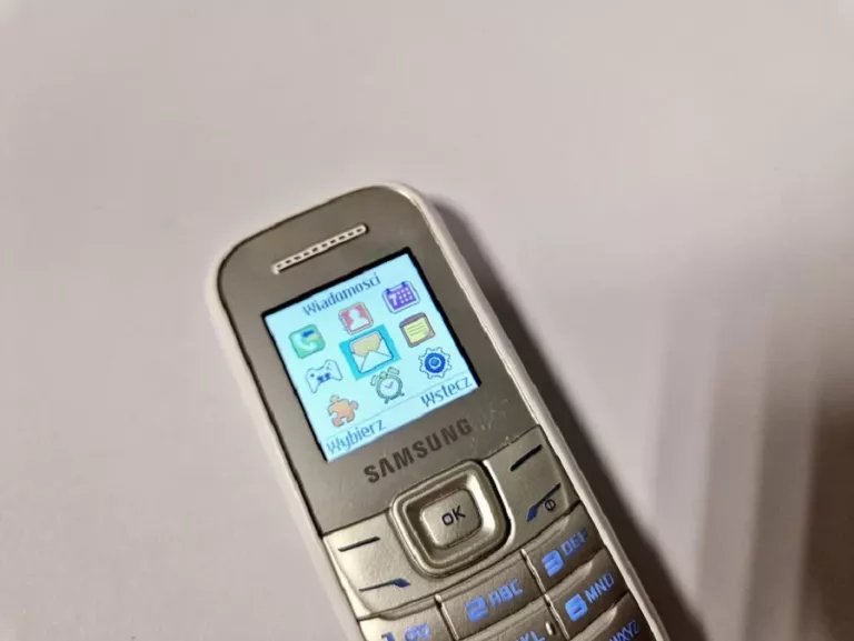 TELEFON SAMSUNG GT-E1200 + ŁADOWARKA