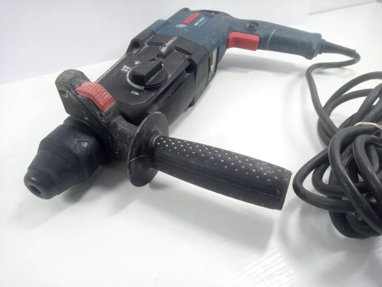 MŁOTOWIERTARKA BOSCH GBH 2-28 DFV WALIZKA + DŁUTA I WIERTŁA